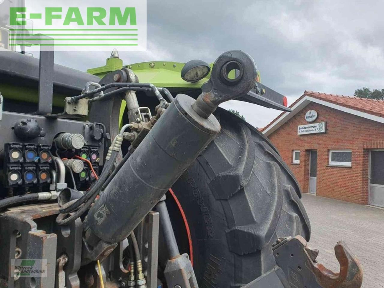 Farm tractor CLAAS xerion 4000 vc: picture 5