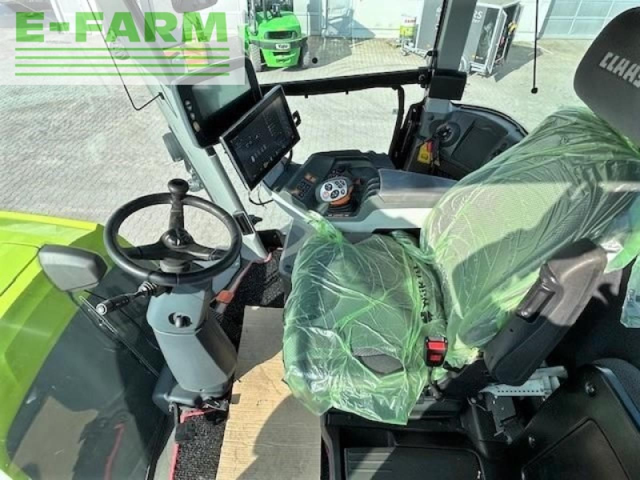 Farm tractor CLAAS xerion 5000 trac ts: picture 6