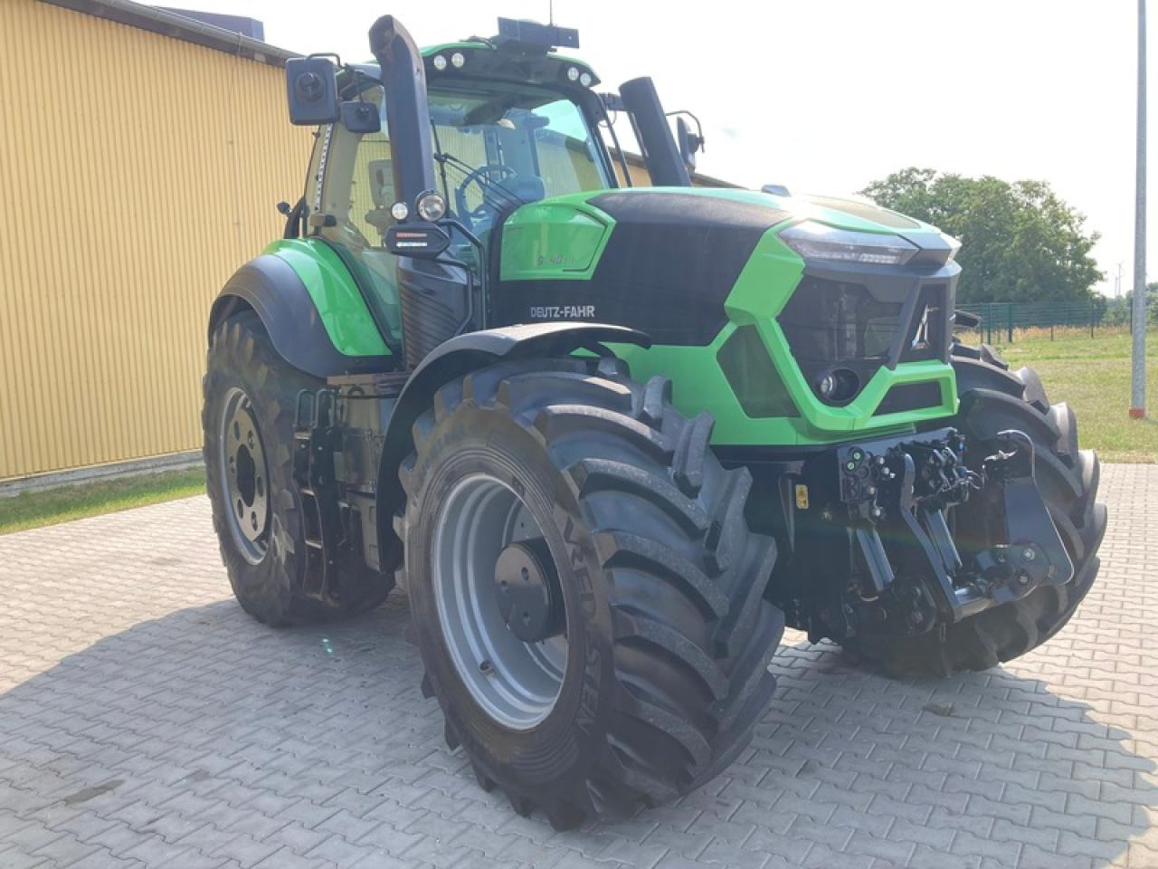 Farm tractor Deutz-Fahr 9340 TTV: picture 7