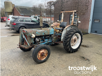 Farm tractor Fordson Super Dexta: picture 1