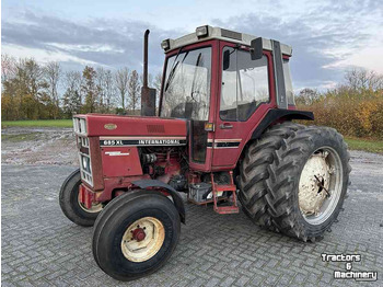 Farm tractor International 685 2wd: picture 1