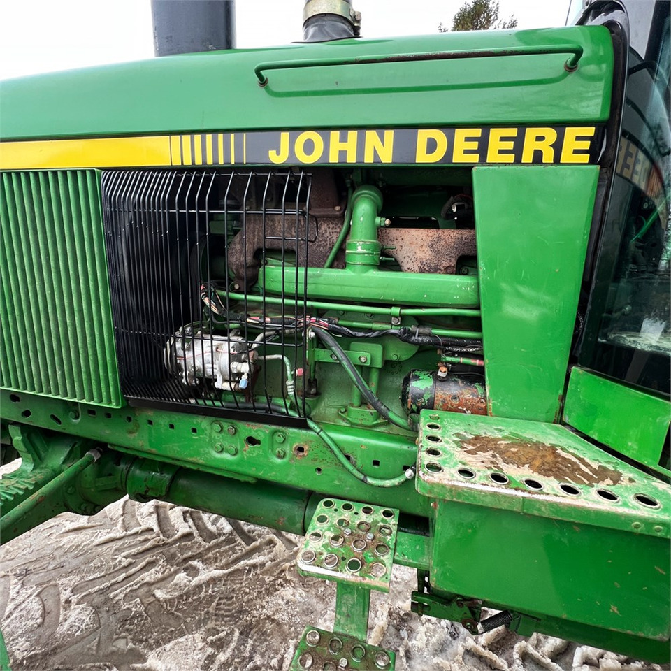 Farm tractor John Deere 4055: picture 31