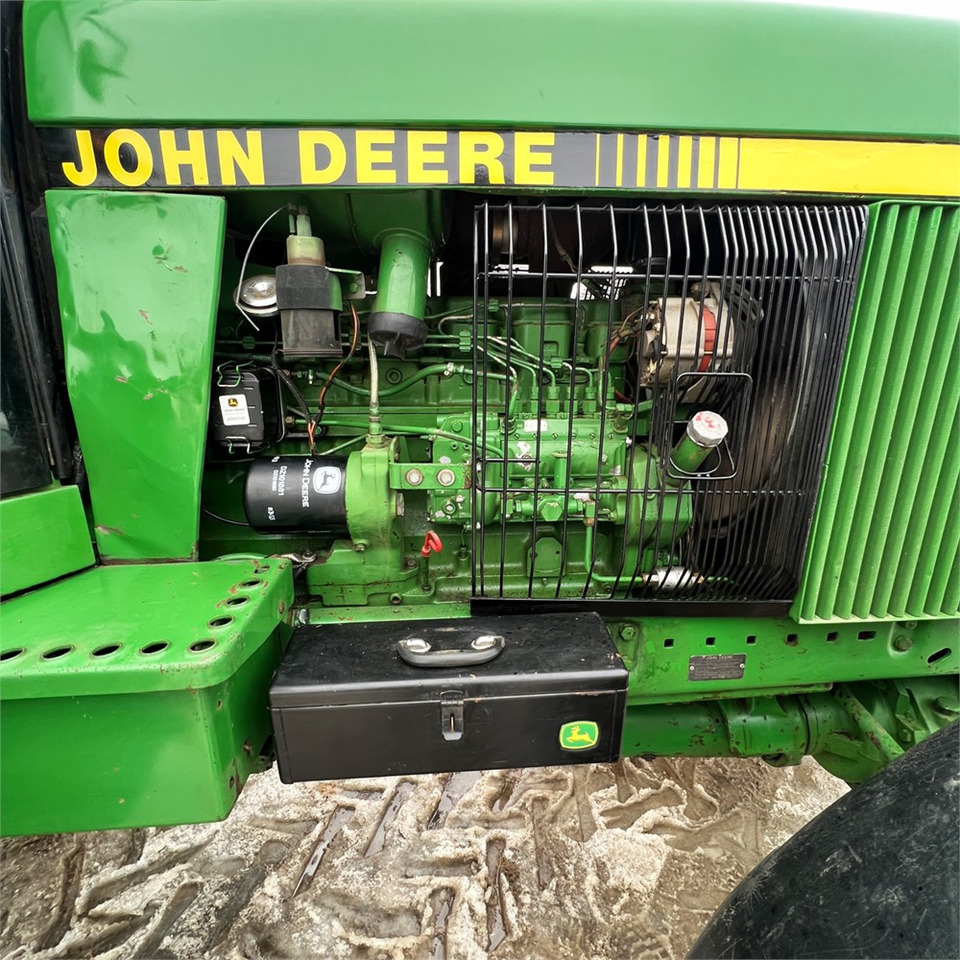 Farm tractor John Deere 4055: picture 32