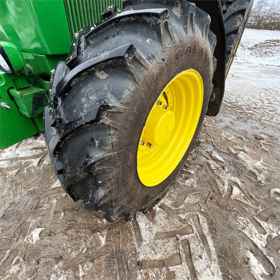 Farm tractor John Deere 4055: picture 39