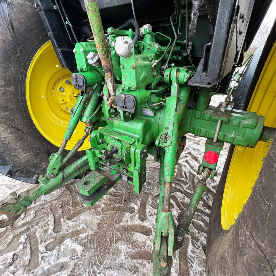 Farm tractor John Deere 4055: picture 10