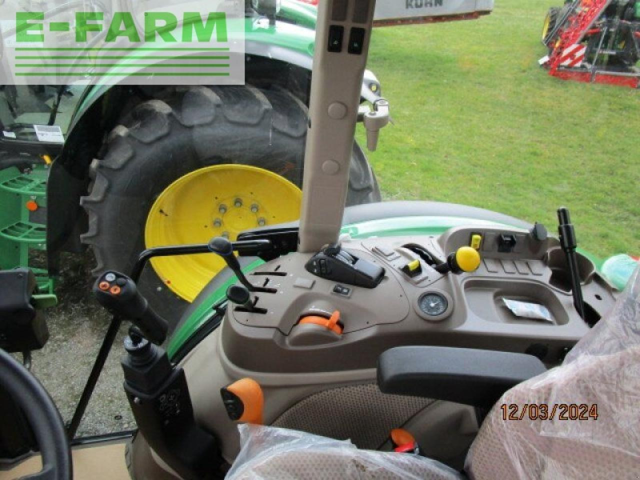 Farm tractor John Deere 5100 m: picture 4