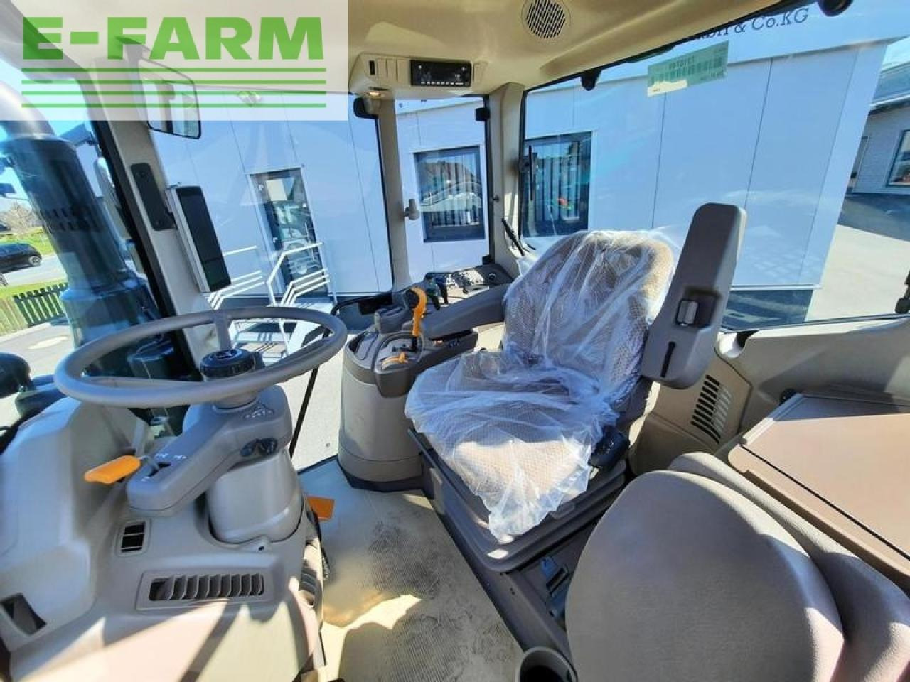 Farm tractor John Deere 6090m: picture 6