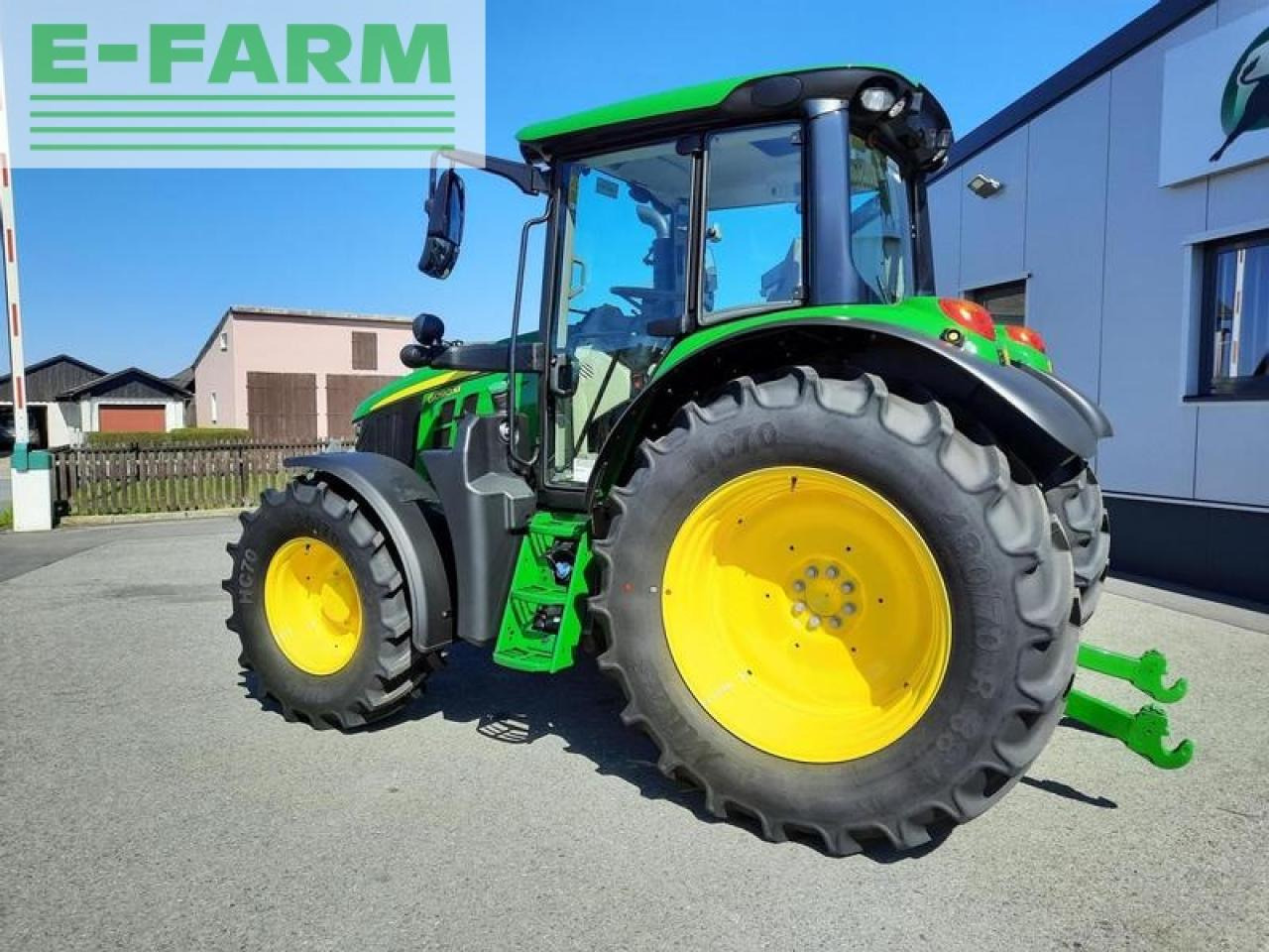 Farm tractor John Deere 6090m: picture 2