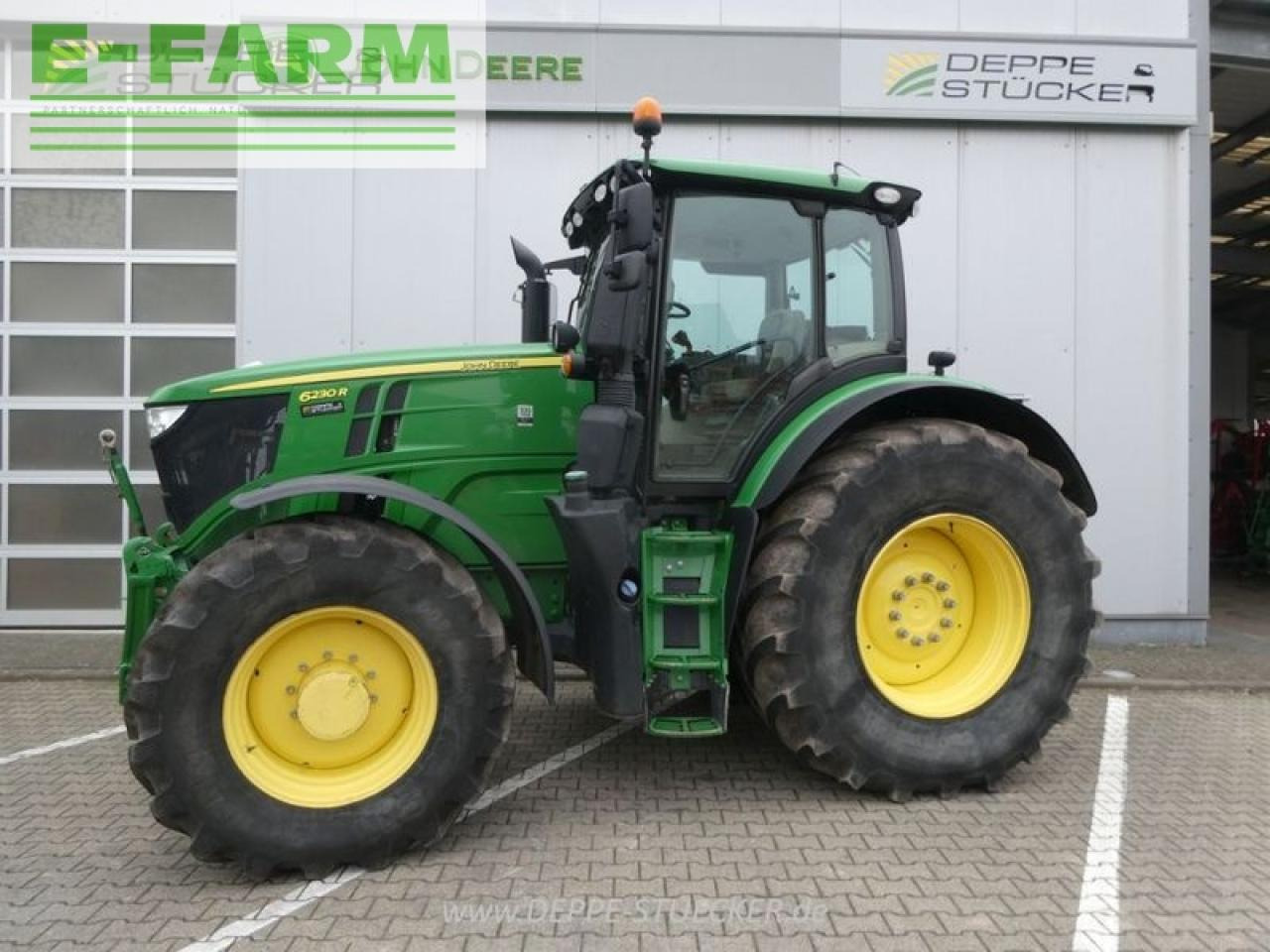 Farm tractor John Deere 6230r: picture 9