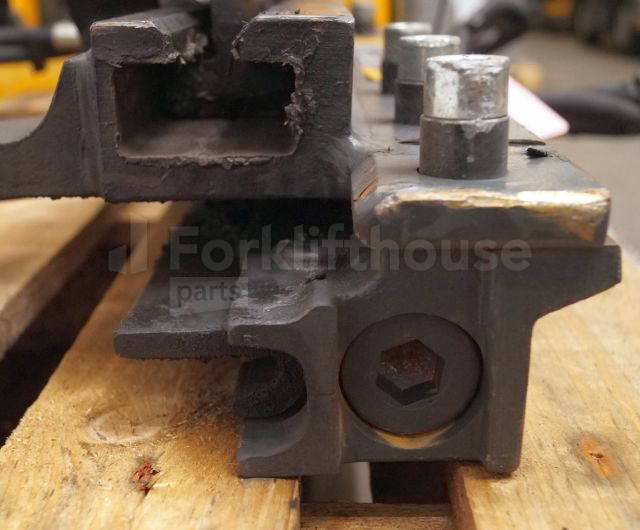 Forks for Material handling equipment Kaup unknown Forkpositioner Side shift Fem2B Type 21466B/EX capacity 2500kg  at 500mm weight 145 kg width 950mm year 02/2012 sn. 334485: picture 4