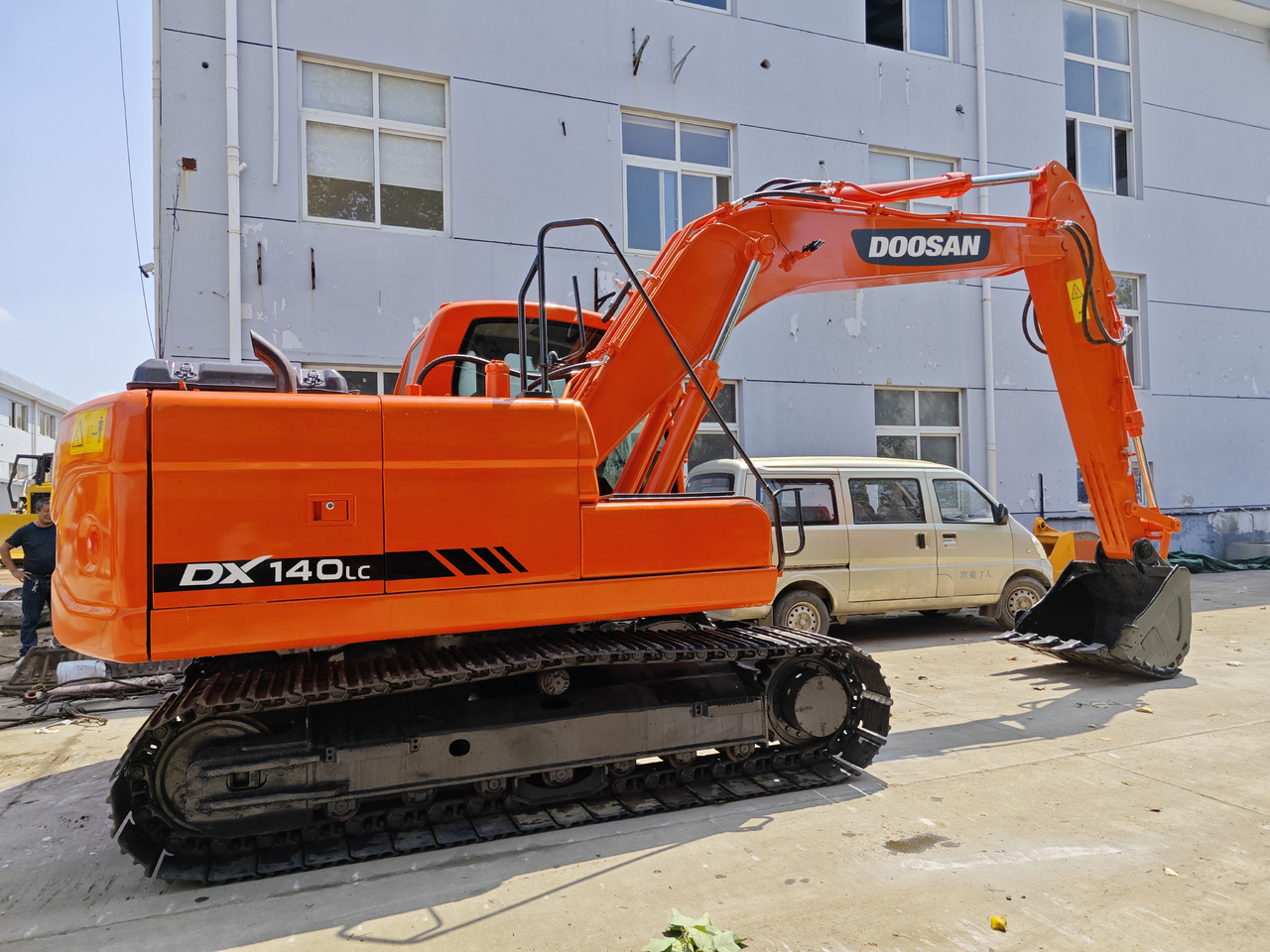 Crawler excavator DOOSAN DX140: picture 6