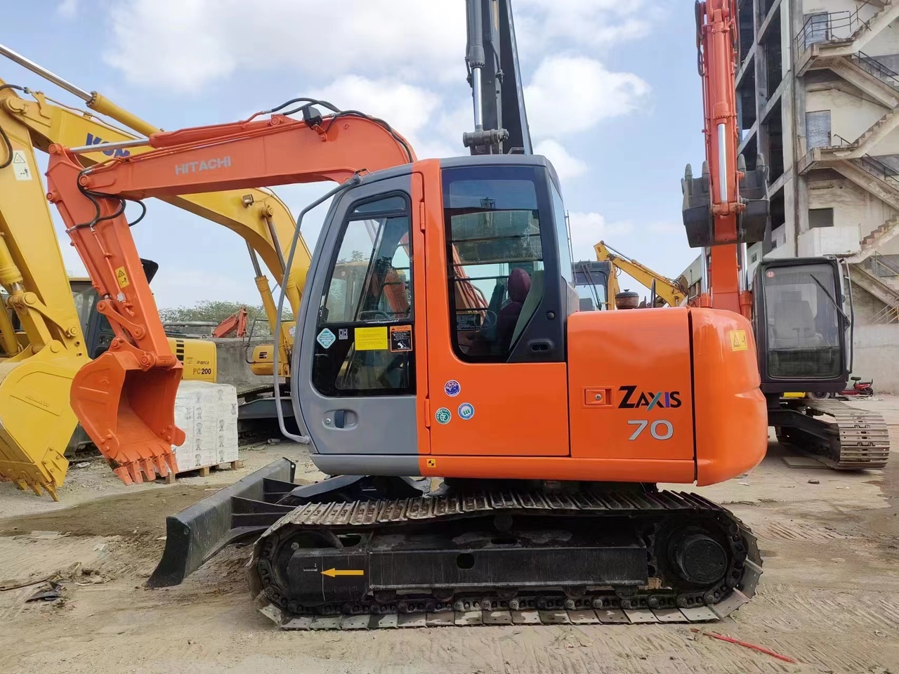 Mini excavator HITACHI ZX70: picture 2