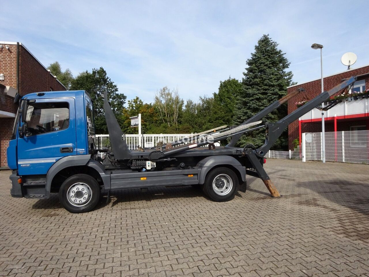 Skip loader truck Mercedes-Benz 1218 Atego Skip loader: picture 4