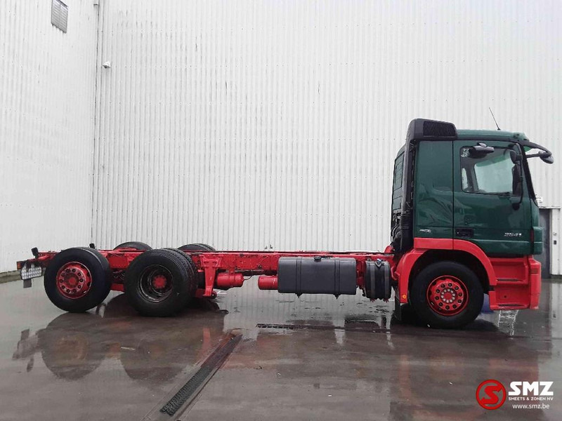 Cab chassis truck Mercedes-Benz Actros 2541 6x2: picture 5