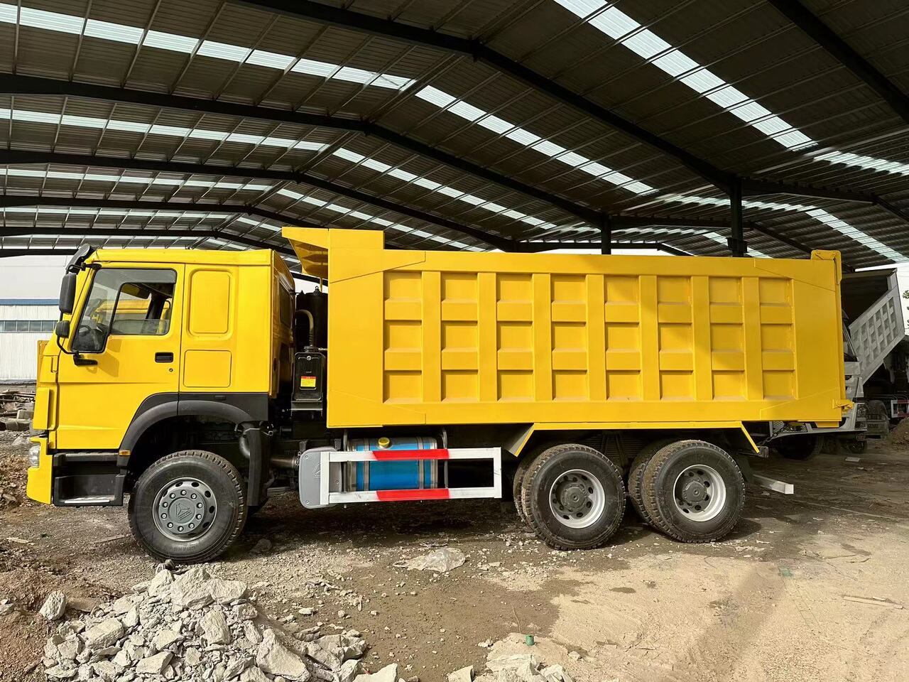 Tipper for transportation of silos SINOTRUK Howo Dump truck 371: picture 6