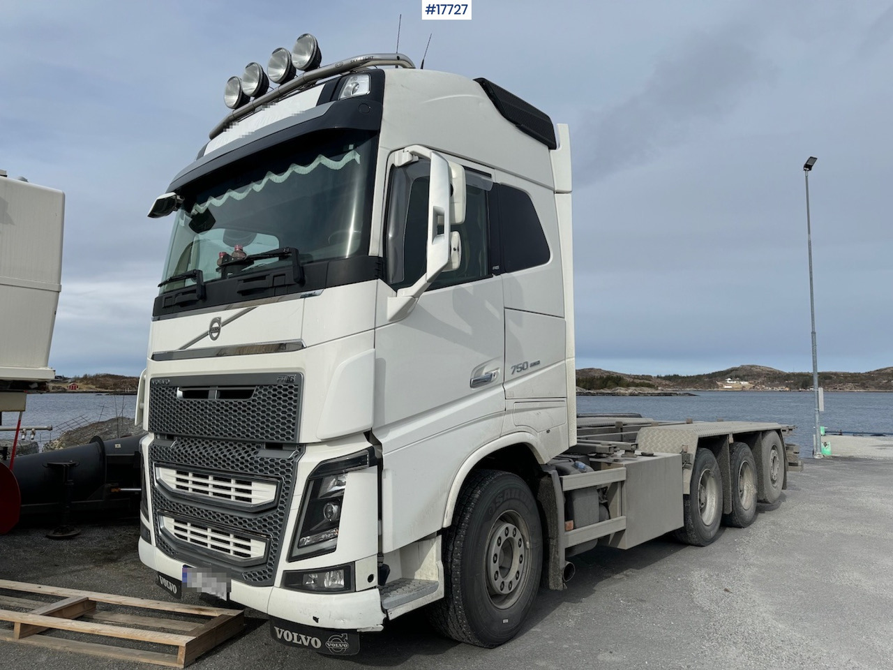 Cab chassis truck Volvo FH16: picture 11