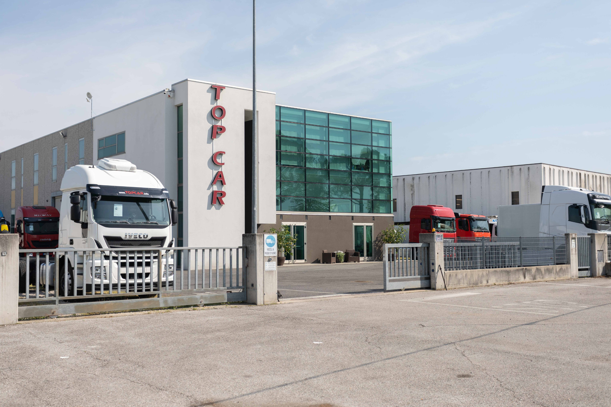 TOP CAR S.R.L. - Tractor units undefined: picture 6