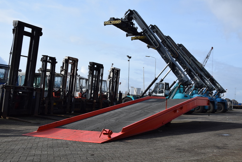 MTC Forklifts b.v. - Material handling equipment - Year: 2007 undefined: picture 6