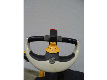 Pallet truck Crown WT3040: picture 4