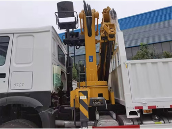 Crane truck SINOTRUK HOWO 8 TON Knuckle boom truck-mounted crane: picture 2