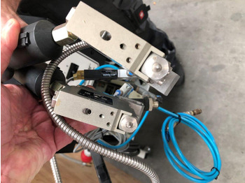 Printing machinery Dynatec Quattro Challenger glue melter with two application nozzles Dy 2002 control unit for 8 channels: picture 3 Printing machinery Dynatec Quattro Challenger glue melter with two application nozzles Dy 2002 control unit for 8 channels: picture 3