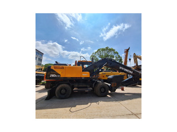 Wheel excavator HYUNDAI