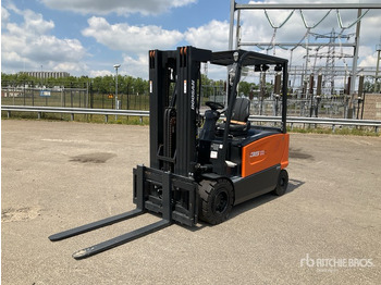 Electric forklift DOOSAN