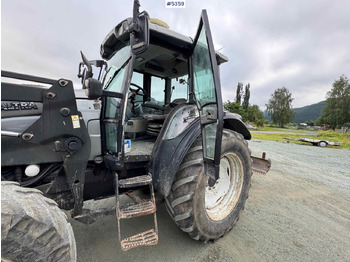 Farm tractor 2004 Valtra M120-4 w/ loader and bucket: picture 4