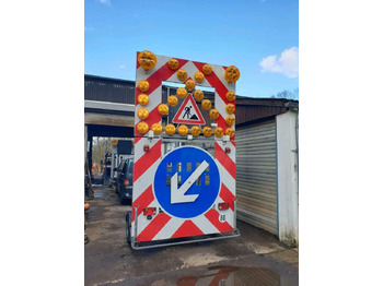 Trailer Nissen Absperrtafel Sperrwand Verkehrleitanhänger VZ 616 unimog: picture 4