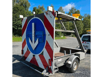 Trailer Nissen LED Absperrtafel DORA GPS FAT VZ-616 Fahrbare Absperrtafel Sperrwand Verkehrsleittafel Verkehrssicherungsanhänger Verkehrsleitanhänger Trebbiner Horizont: picture 2