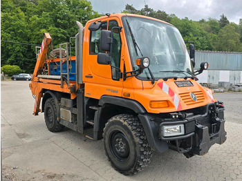 Snow removal vehicle UNIMOG U300