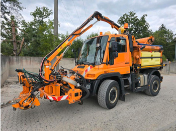 Snow removal vehicle UNIMOG U400