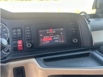 Curtainsider truck MAN TGX 26.470 6X2-4 BL tandem: picture 3