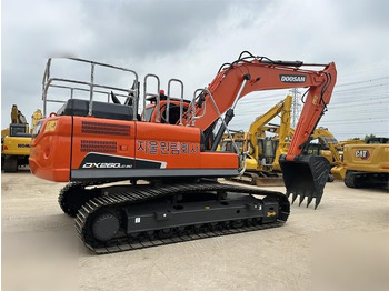 Crawler excavator DOOSAN DX260 LC: picture 2