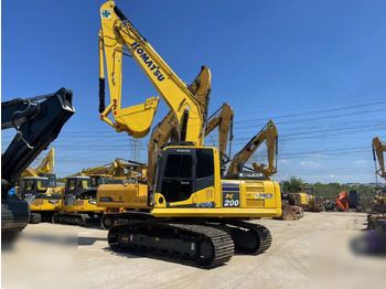 Crawler excavator KOMATSU PC200-8: picture 2