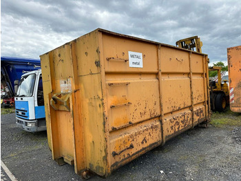 Hook lift truck