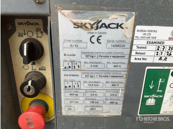 Vertical mast lift SKYJACK