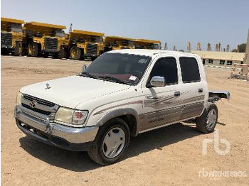 Pickup truck TOYOTA Hilux
