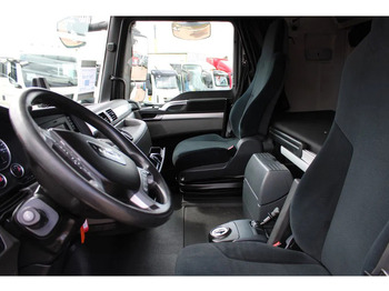 Interior photo 1: Tractor unit MAN TGX 18.480 + Euro 6 + Retarder + adr