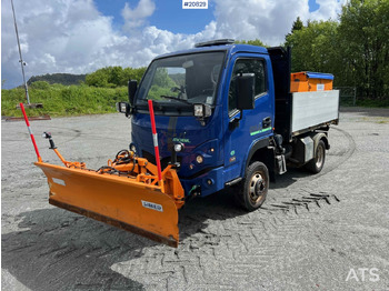 Snow removal vehicle