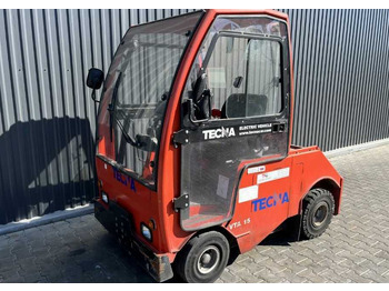 Tow tractor