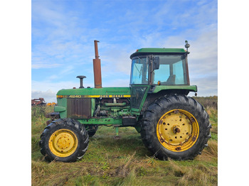 Farm tractor John Deere 4240: picture 2