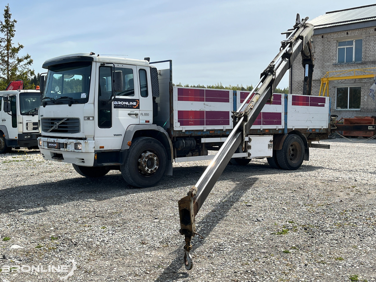2000 Volvo FL220 4x2 + Hiab 102-4 - Dropside/ Flatbed truck, Crane truck: picture 1 2000 Volvo FL220 4x2 + Hiab 102-4 - Dropside/ Flatbed truck, Crane truck: picture 1