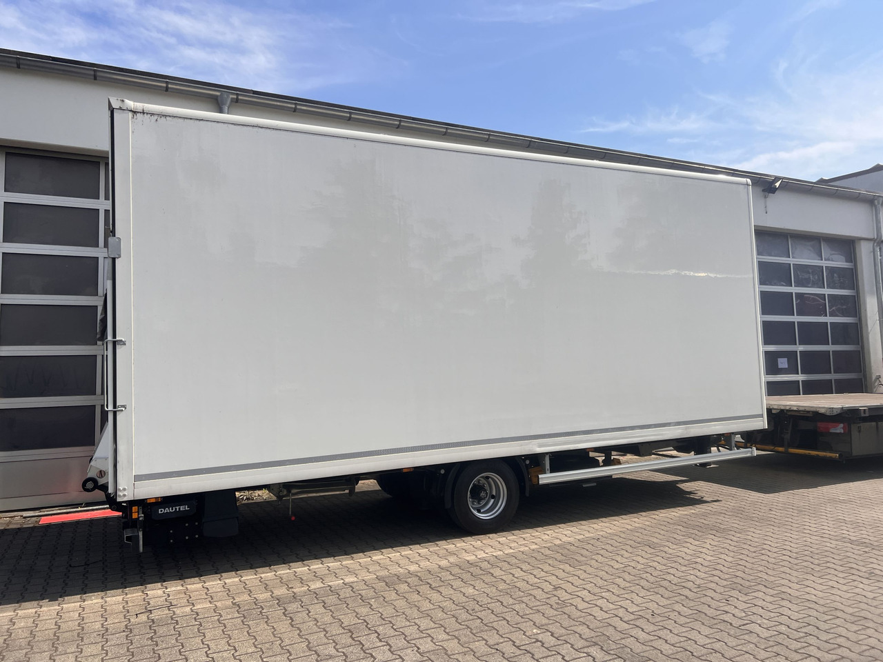 Ackermann Z-KA-F10.5/7,5 1 Achs Kofferanhänger mit Ladebordwand 10,5 t GG - Closed box trailer: picture 5 Ackermann Z-KA-F10.5/7,5 1 Achs Kofferanhänger mit Ladebordwand 10,5 t GG - Closed box trailer: picture 5