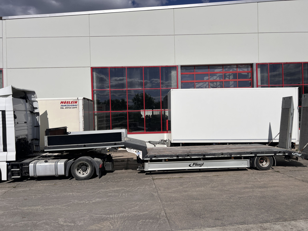 Fliegl SES210  1 Achs Satteltieflader - Low loader semi-trailer: picture 1 Fliegl SES210  1 Achs Satteltieflader - Low loader semi-trailer: picture 1