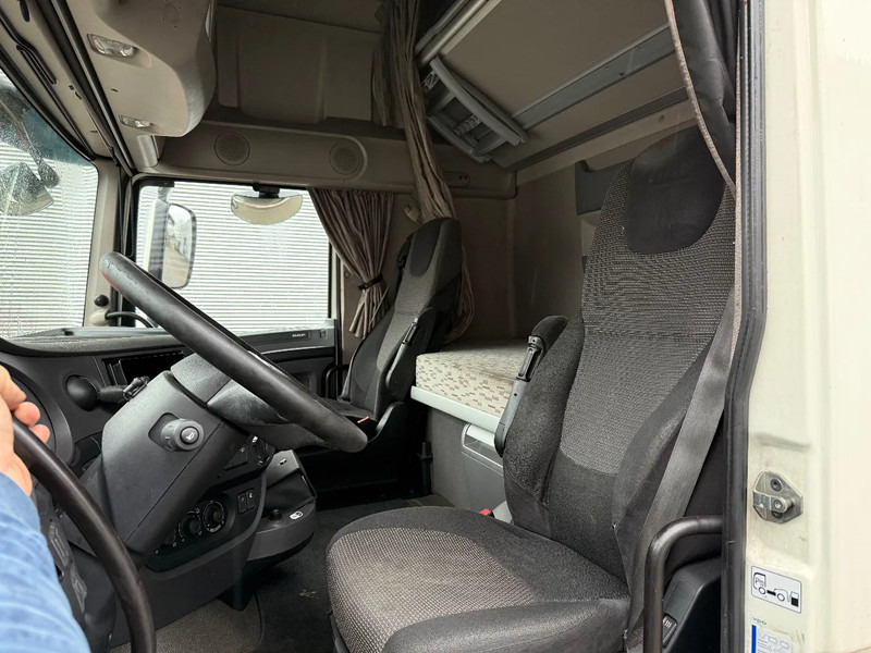 Interior photo 2: Tractor unit DAF XF 440 superspacecab 2015