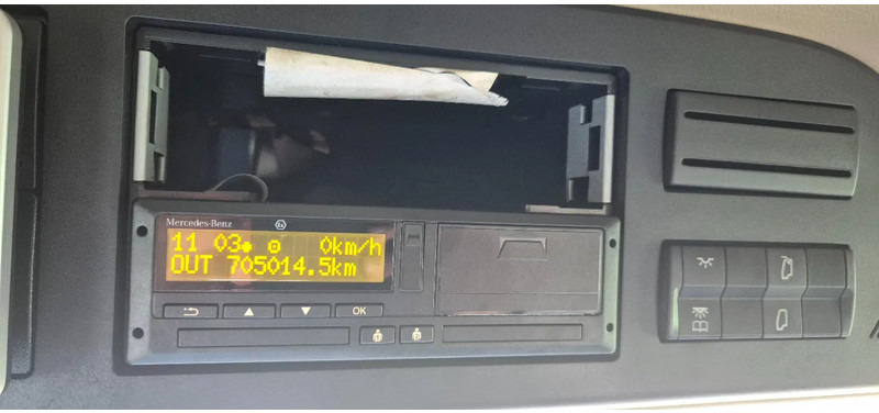 Tractor unit Mercedes-Benz Actros 1833: picture 8