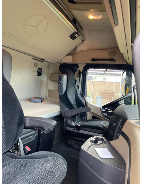 Interior photo 1: Tractor unit Mercedes-Benz Actros 1943 full adr 2017 only 695.000 km