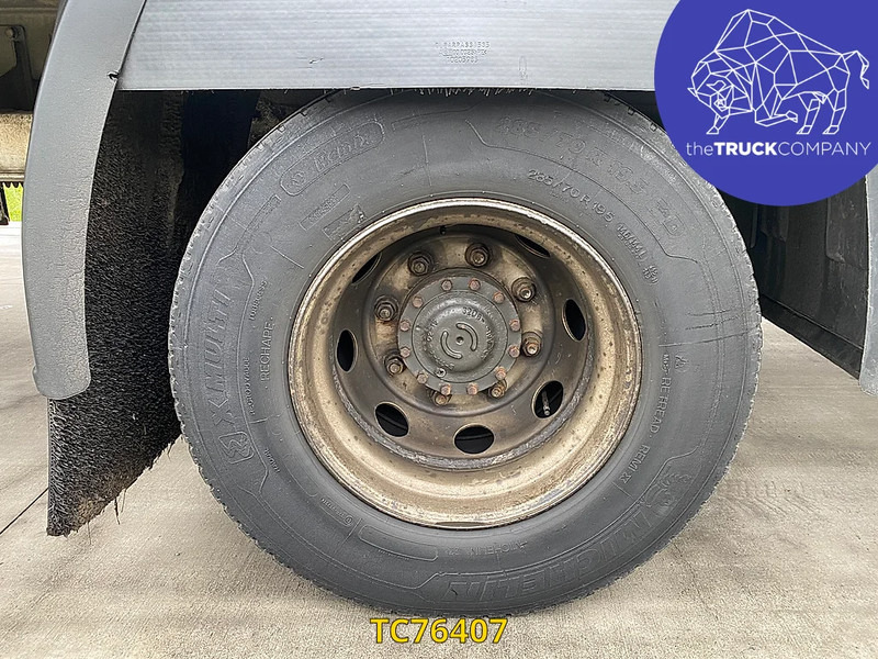 Refrigerator truck Renault D 210: picture 6