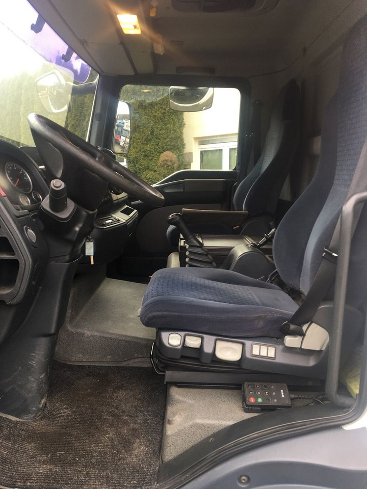 MAN 12.210 Erst 302000 km - Curtainsider truck: picture 4 MAN 12.210 Erst 302000 km - Curtainsider truck: picture 4